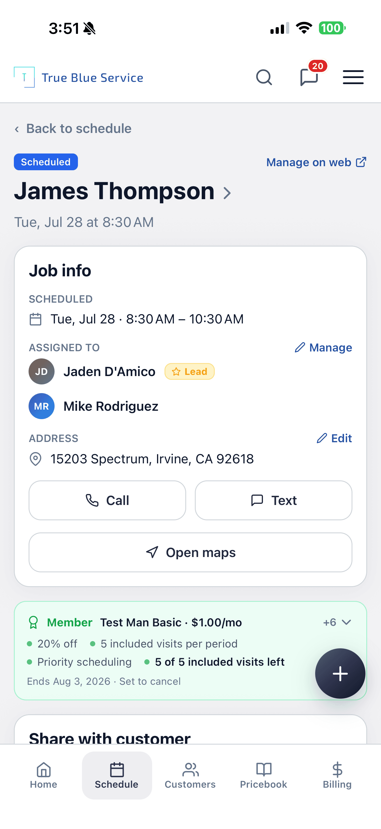 Detalles del trabajo en la app nativa con cliente, cuadrilla asignada, dirección y acciones de llamar, enviar mensaje y mapas